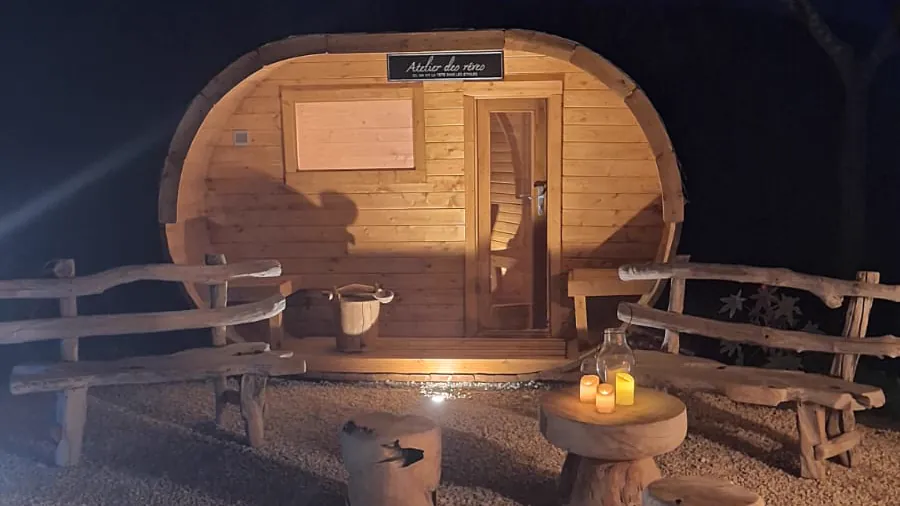 Sauna tonneau en bois de l'espace détente du Domaine Magique à Draguignan