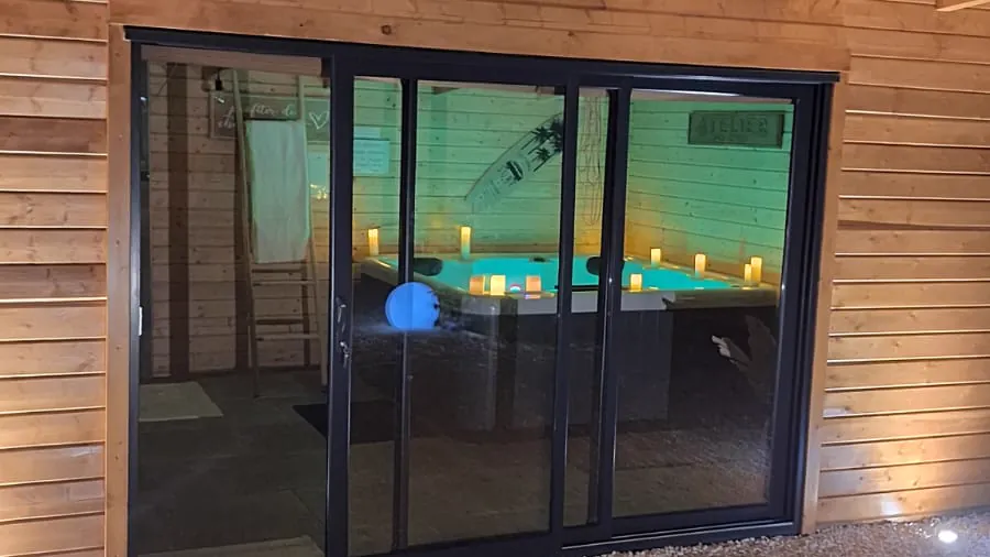 Cabane spa en bois avec jacuzzi au Domaine Magique à Draguignan