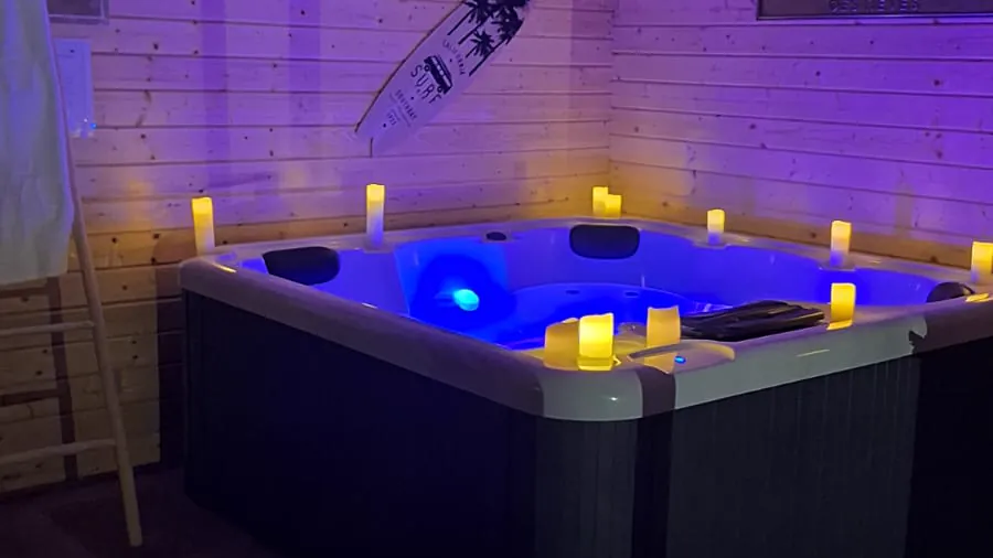 Jacuzzi de l'espace spa du Domaine Magique, maison d'hôtes gay only à Draguignan