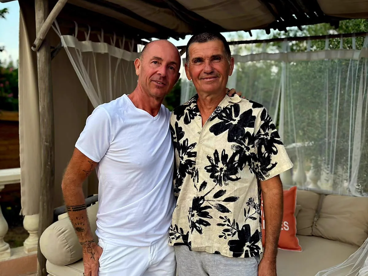 Vincent et Jean-Michel, vos hôtes au Domaine Magique à Draguignan Vincent et Jean-Michel, vos hôtes au Domaine Magique à Draguignan